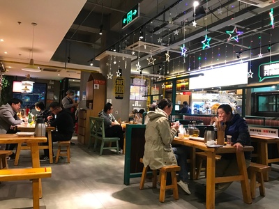 五一假期餐饮业再现排队场景 营业额回血仍需时间