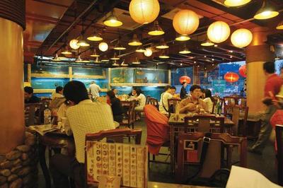 海底捞摆摊帮遛狗,紫光园街边片烤鸭,北京餐饮人求生欲有多强?